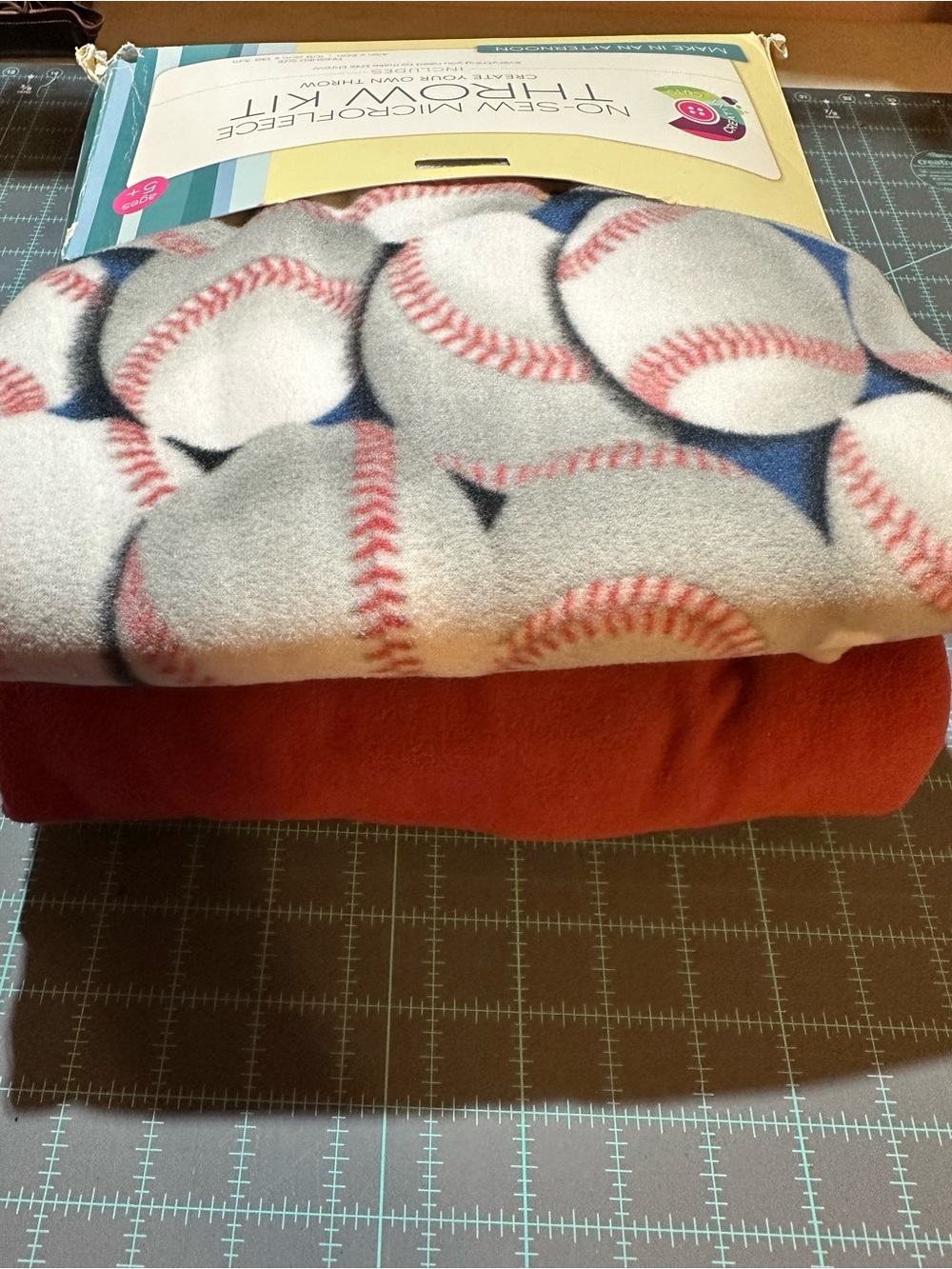 MicroFleece Baseball No-Sew Throw Kit - Picture 3 of 3